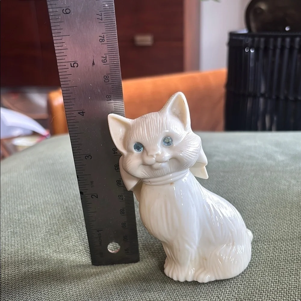 Vintage Avon Cream Cat- collectible desk figurine/decor